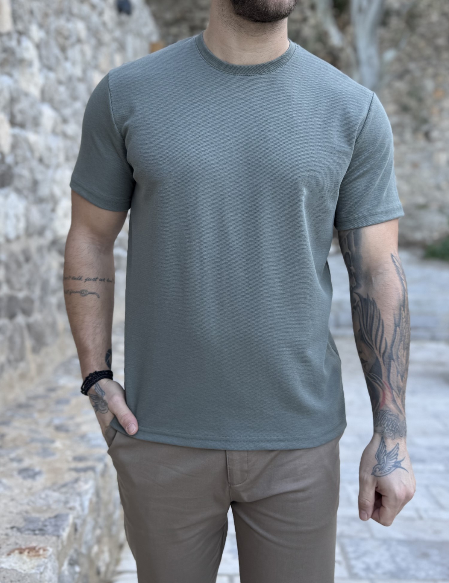 Ανδρική χακί κοντομάνικη μπλούζα με ανάγλυφο ύφασμα R260336X